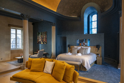 France, Nièvre (58), Nevers, Les Suites du Palais, quatre appartements haut de gamme aménagés dans les anciens batiments du diocèse, l'appartement de la Chapelle, un cocon bleu et design avec vue imprenable sur la cathédrale