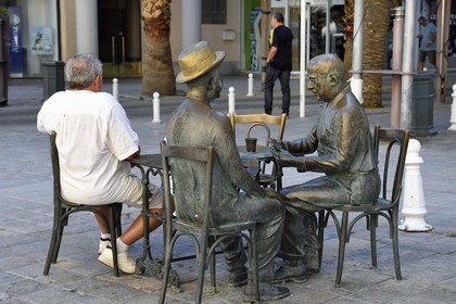 France, Var (83), Toulon, place Raimu, statue de La Partie de Carte de Raimu (dans la comédie française Marius de Marcel Pagnol) du sculpteur Eric de Saint Chaffrey (Musée Grévin) inaugurée en janvier 1995