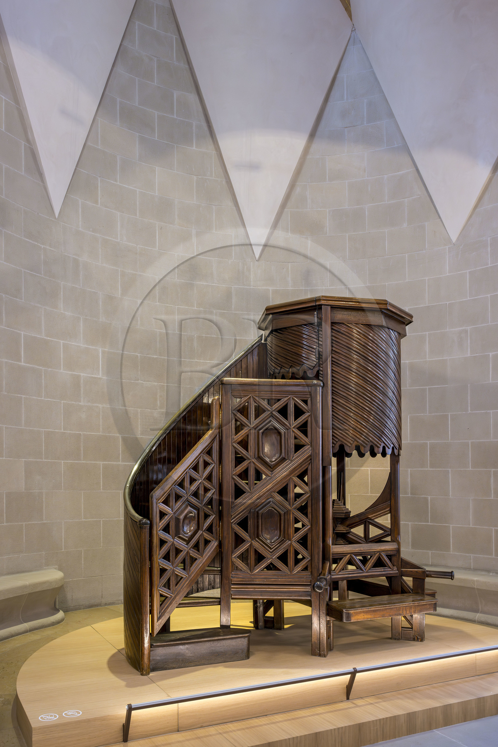 Espagne, Catalogne, Barcelone, quartier de l'Eixample, basilique de la Sagrada Familia de l'architecte du modernisme catalan Antoni Gaudi classée Patrimoine Mondial de l'UNESCO, mobilier et objets liturgiques conçus par Gaudi, chaire mobile de la crypte (1898)