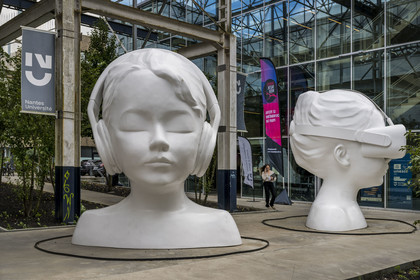 France, Loire-Atlantique (44), Nantes, Ile de Nantes, quartier de la création, skateur longeant la sculpture intitulée In a silent way de l'artiste Nathalie Talec en face de l'Ecole des Beaux Arts