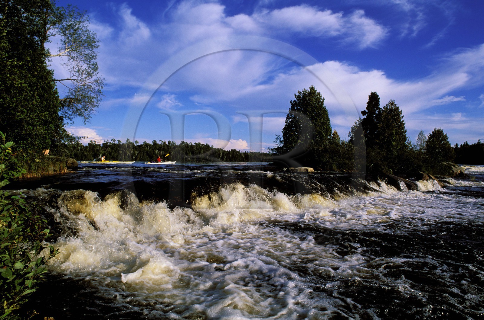 Canada, province de Québec, Réserve faunique de la Vérendrye, rivière des Outaouais, passage de kayak de mer et cascade