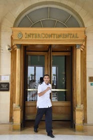 France, Alpes-Maritimes (06), Cannes, porte tambour du Carlton sur le boulevard de la Croisette