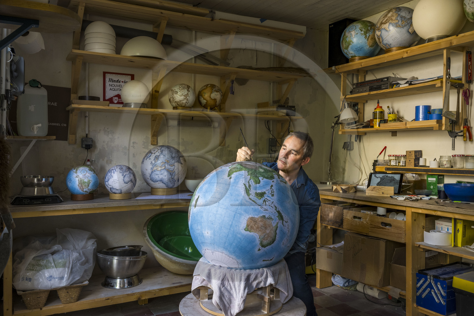 France, Charente (16), Cognac, Gabriel Gaborel créateur de OrbisTerrae fabrique des globes terrestres artisanaux peints à l’aquarelle