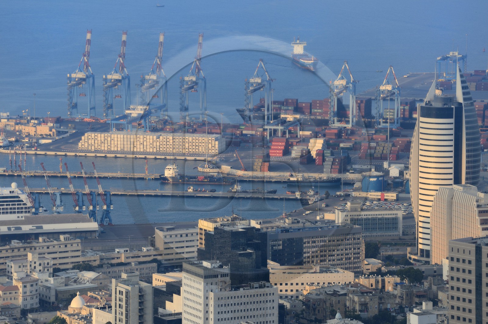 Israel, Haïfa, le centre ville et le port depuis le Mont Carmel Israel, Haïfa, le centre ville et le port depuis le Mont Carmel