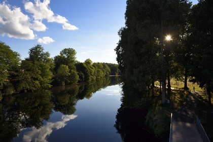 France, Dordogne, Perigord Blanc, the Isle River along the cycle route