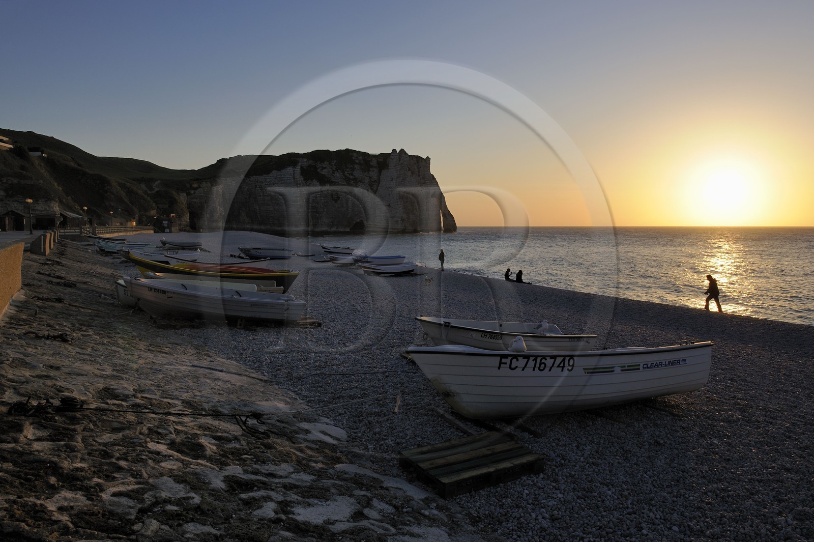 France, Seine-Maritime (76), Pays de Caux, Côte d'Albâtre, Etretat, la falaise d'Aval et la plage de la ville avec les barques de pecheurs