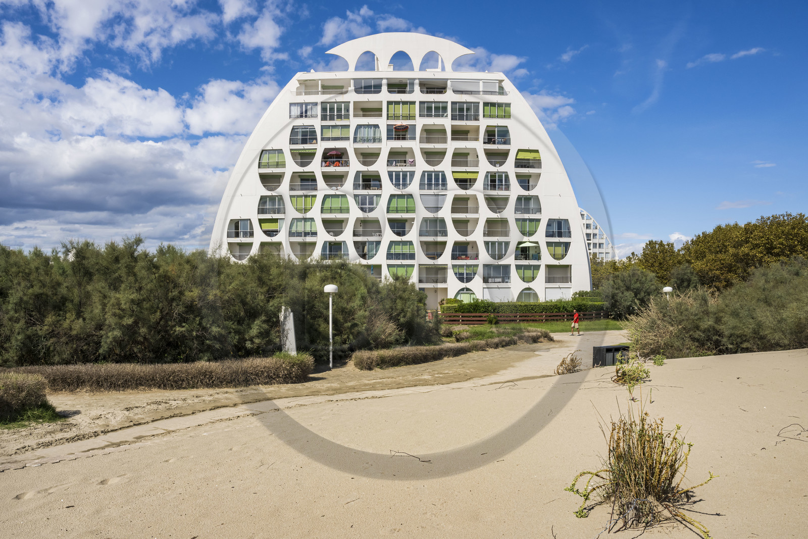 France, Hérault (34), La Grande-Motte, labellisé patrimoine du XXème siècle, quartier du Couchant à l'ouest du port, l'immeuble Le Poseidon des architectes Gilles et Jean Balladur, appartenant au style architectural féminin appelé bonnet d’évêques