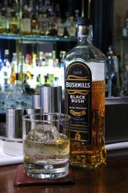 Royaume-Uni, Irlande du Nord, Belfast, le bar du Merchant Hotel dans une ancienne banque, bouteille de whisky Bushmills