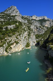 Var (83) rive gauche et Alpes-de-Haute-Provence (04) rive droite, Parc Naturel Régional du Verdon, les Gorges du Verdon débouchant sur le lac de Sainte Croix