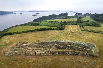 France, Finistère (29), Baie de Morlaix, Presqu'ïle de Kernehelen, site mégalithique du Cairn de Barnenez vieux de 6000 ans (vue aérienne)