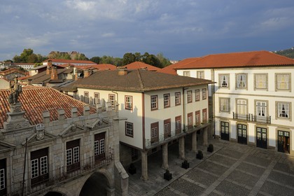 Portugal, région du Minho, Guimaraes, ville classée Patrimoine Mondial de l' UNESCO, ancien Hotel de Ville au premier plan sur la place Largo da Oliveira