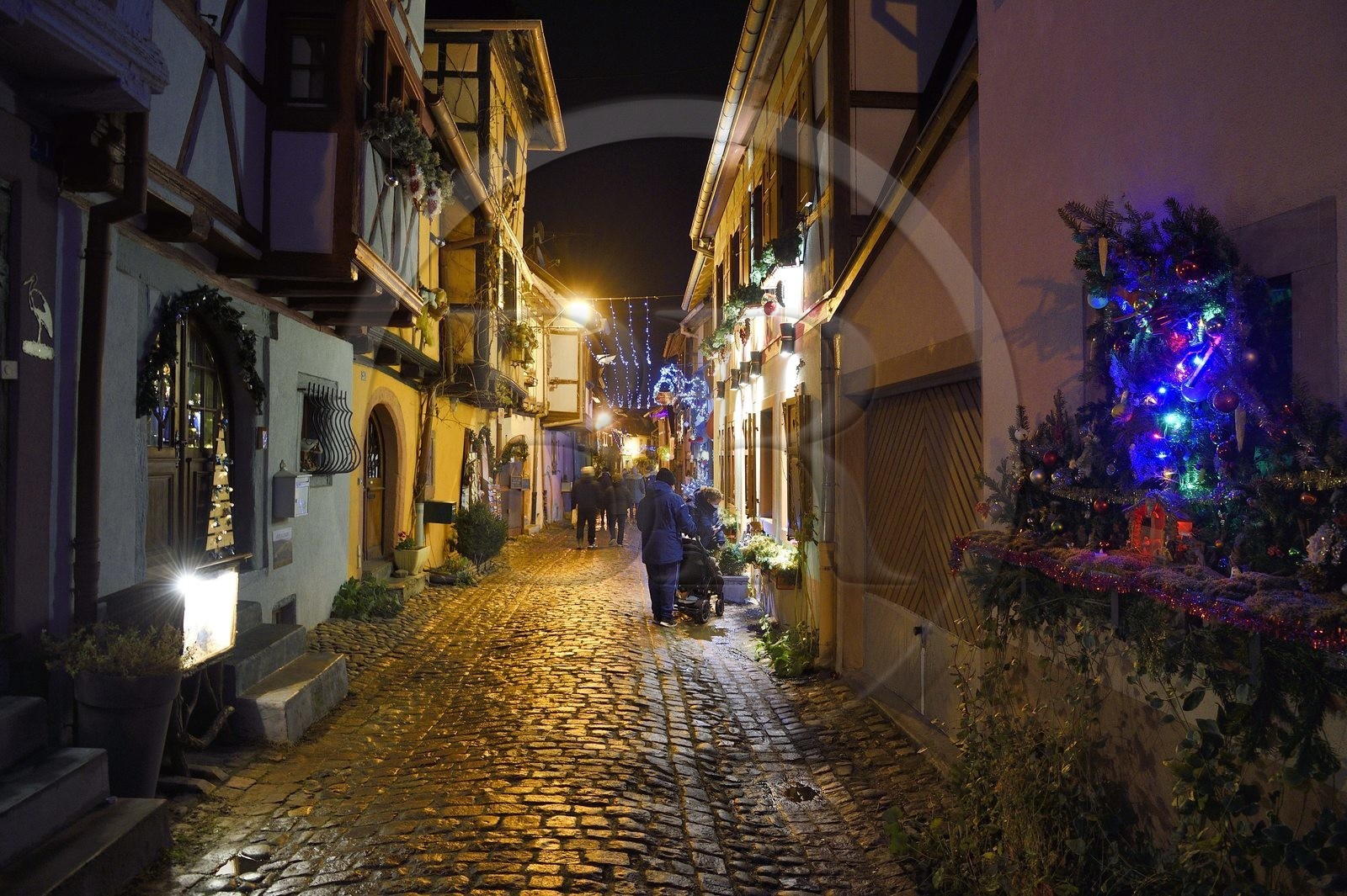 France, Haut-Rhin (68), Eguisheim, labellisé Les Plus Beaux Villages de France, ruelle des Remparts, illuminations et décorations de Noël