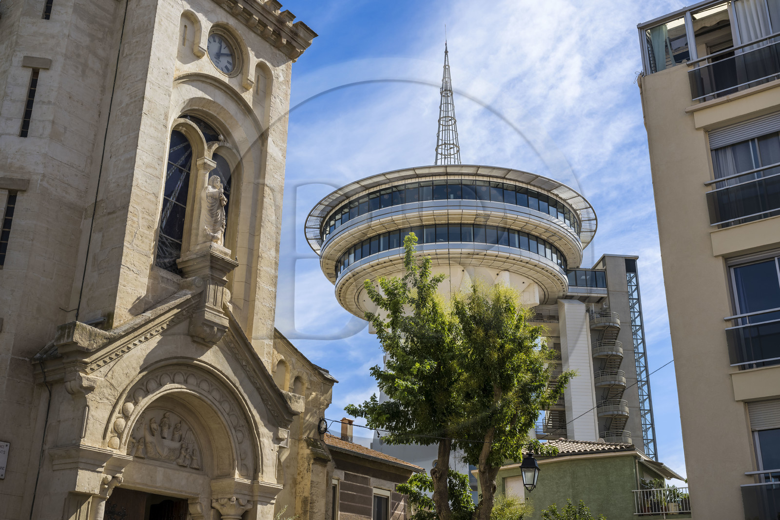 France, Hérault (34), Palavas-Les-Flots, l'église de Palavas et le Phare de la Méditerranée, tour d'observation de 43 mètres issue de la transformation de l'ancien chateau d'eau