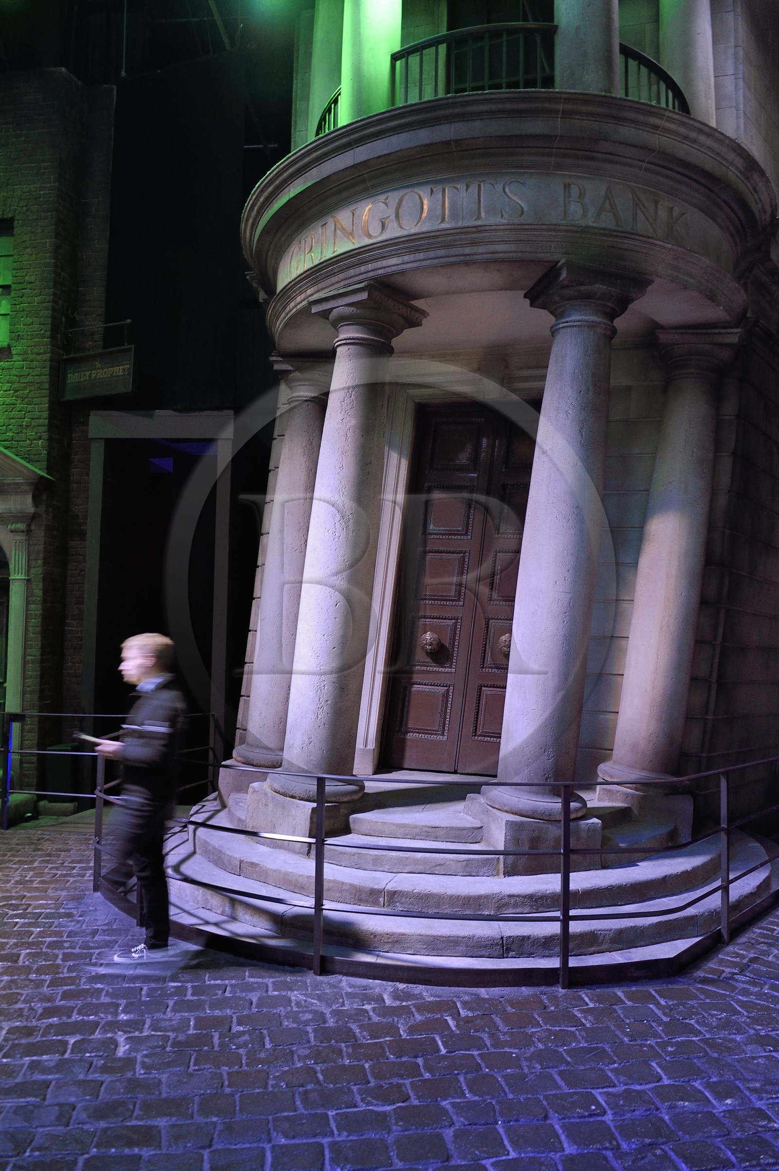 Royaume-Uni, Hertfordshire, Leavesden, Leavesden Film Studios, Harry Potter Studio Tour London, les coulisses du tournage des 8 films de Harry Potter, la banque des sorciers Gringotts dans le chemin de Traverse
