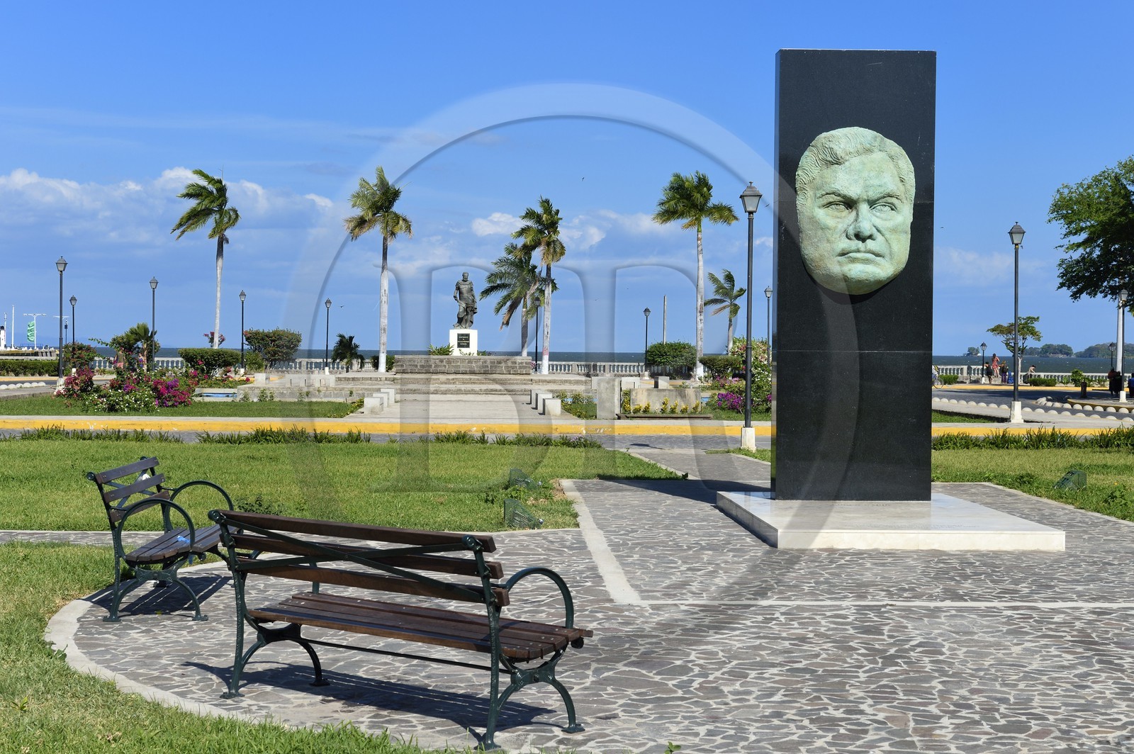 Nicaragua, Granada, paseo de Los Mangos, sculpture representing the poet Ruben Dario and statue of Spanish conquistador Francisco Hernandez de Cordoba in the background