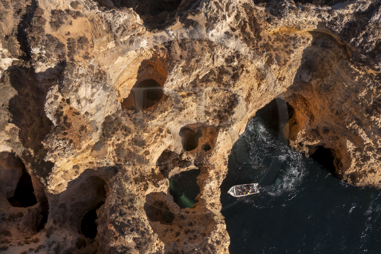 Portugal, Algarve, Lagos, découverte en bateau des grottes dans les falaises escarpées de la Ponta da Piedade (vue aérienne)