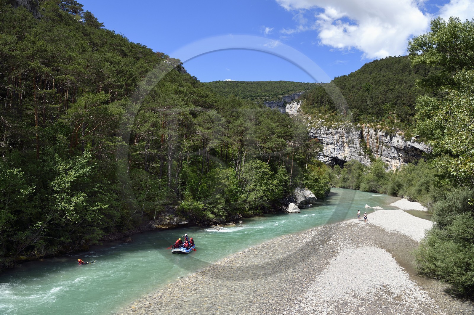 France, Alpes-de-Haute-Provence (04), Parc Naturel Régional du Verdon, Rougon, rafting à la Clue de Carajuan à l'entrée des Gorges du Verdon France, Alpes-de-Haute-Provence (04), Parc Naturel Régional du Verdon, Rougon, rafting à la Clue de Carajuan à l'entrée des Gorges du Verdon