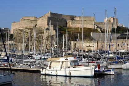 France, Bouches-du-Rhône (13), Marseille, l'entrée du Vieux Port, le Fort Saint-Nicolas en arrière plan