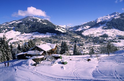 Switzerland, region of Bern (Bernese Oberland), Saanenland, Gstaad, farm on the Eggli covered with snow