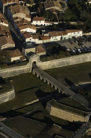 France, Charente-Maritime (17), ile de Ré, ville de Saint-Martin-de-Ré, fortifications de Vauban (XVII ème siècle), Porte des Campani (vue aérienne)