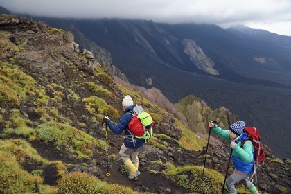 Italie, Sicile, Parc naturel régional de l’Etna, le Mont Etna, classé Patrimoine Mondial de l'UNESCO, randonneurs en bordure de la Valle del Bove qui correspond à un effondrement d’une des parois de l’Etna créant un champ de roches volcaniques de 7 km par 6 km