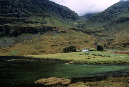 Royaume-Uni, Ecosse, région des Highlands, maison isolée dans la mystérieuse vallée de Glencoe (massacre des Mac Donald par les Campbell)