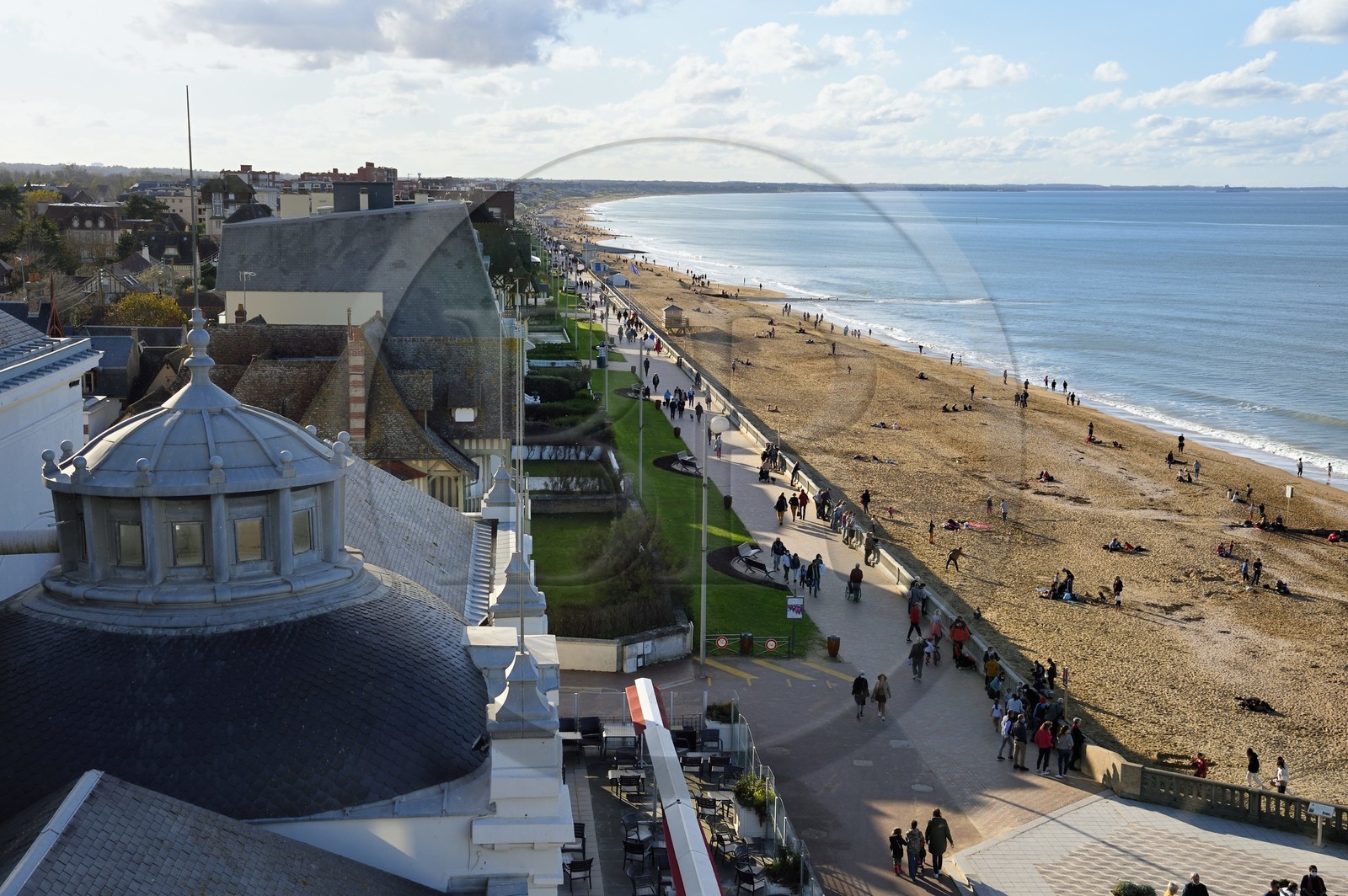 France, Calvados (14), Pays d'Auge, la côte Fleurie, Cabourg, vue sur le casino et la promenade du bord de mer depuis le Grand Hotel où Marcel Proust séjourna chaque été de 1907 à 1914