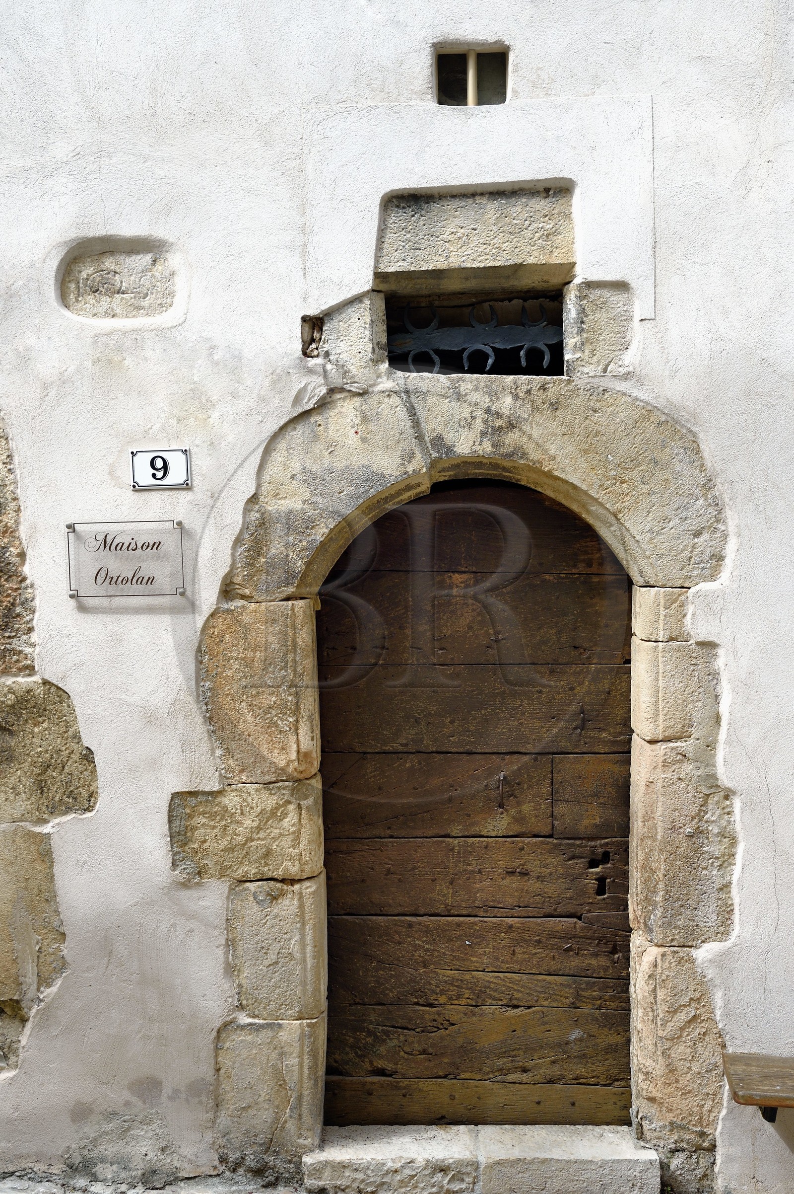 France, Var (83), Seillans, labellisé Les Plus Beaux Villages de France, porte d'entrée de la maison Ortolan (1625) rue de la Boucherie