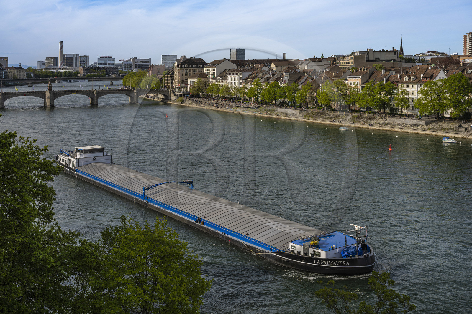 Suisse, Bâle, quartier du Petit Bâle sur la rive droite du Rhin et péniche qui remonte le fleuve, le pont de Mittlere Brucke en arrière plan