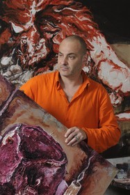 the painter Fred Kleinberg in his Paris studio during the preparation of the exhibition Baroque Flesh