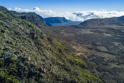France, Ile de la Reunion, Parc National de la Réunion classé Patrimoine Mondial de l'UNESCO, sur les pentes du volcan de Piton de la Fournaise, randonnée du sentier de l'oratoire Ste Thérèse au dessus de la Plaine des Sables que l'on aperçoit en contrebas (vue aérienne)