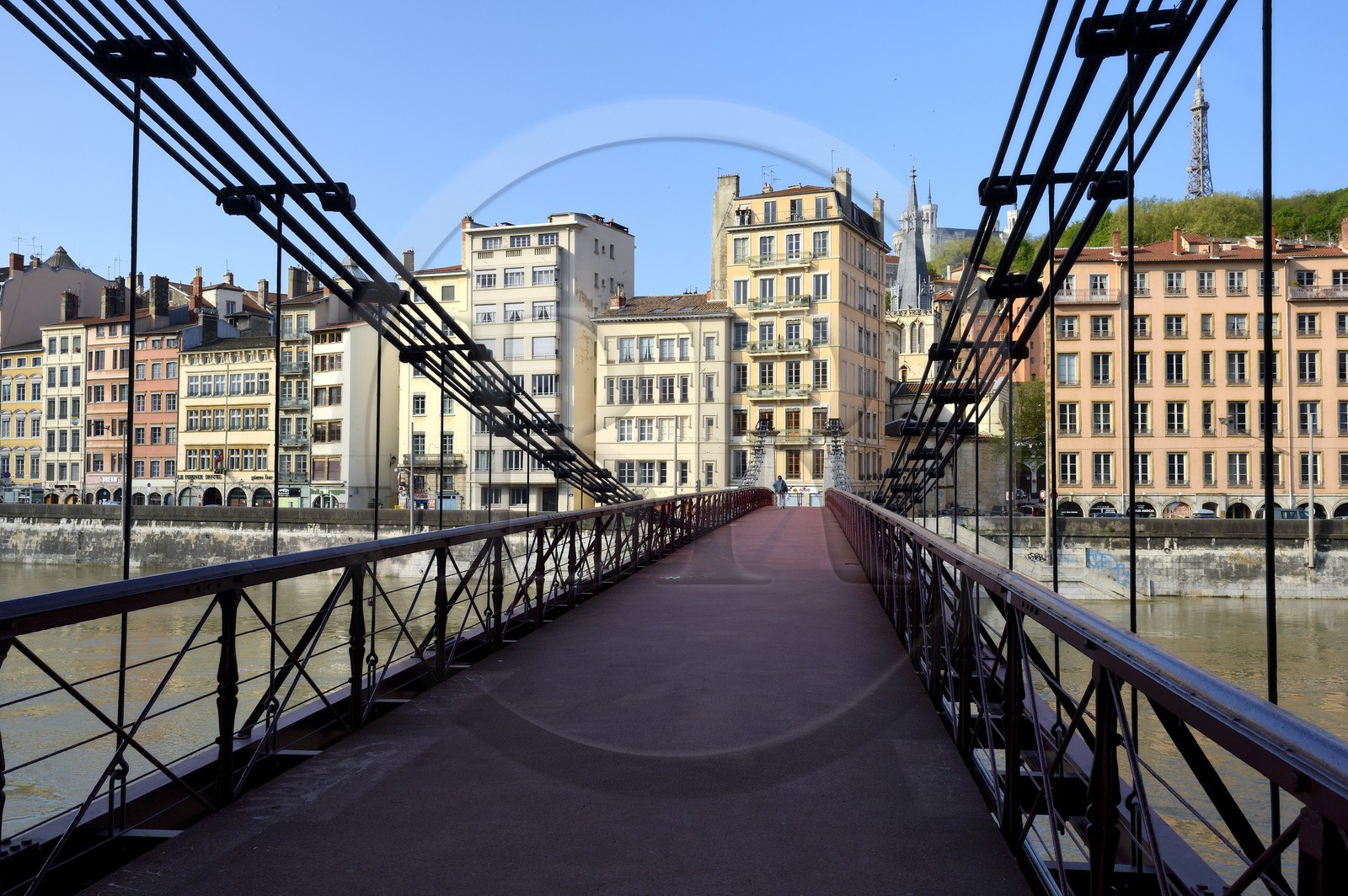 France, Rhône (69), Lyon, site historique classé Patrimoine Mondial de l'UNESCO, quai Bondy et la passerelle Saint Vincent sur la Saône, l'église Saint Paul, la basilique Notre Dame de Fourvière et la tour métallique en arrière plan France, Rhône (69), Lyon, site historique classé Patrimoine Mondial de l'UNESCO, quai Bondy et la passerelle Saint Vincent sur la Saône, l'église Saint Paul, la basilique Notre Dame de Fourvière et la tour métallique en arrière plan