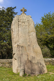 France, Côtes-d'Armor (22), Côte de Granit Rose, Pleumeur-Bodou, menhir de Saint-Uzec gravé lors de sa christianisation au XVIIe siècle
