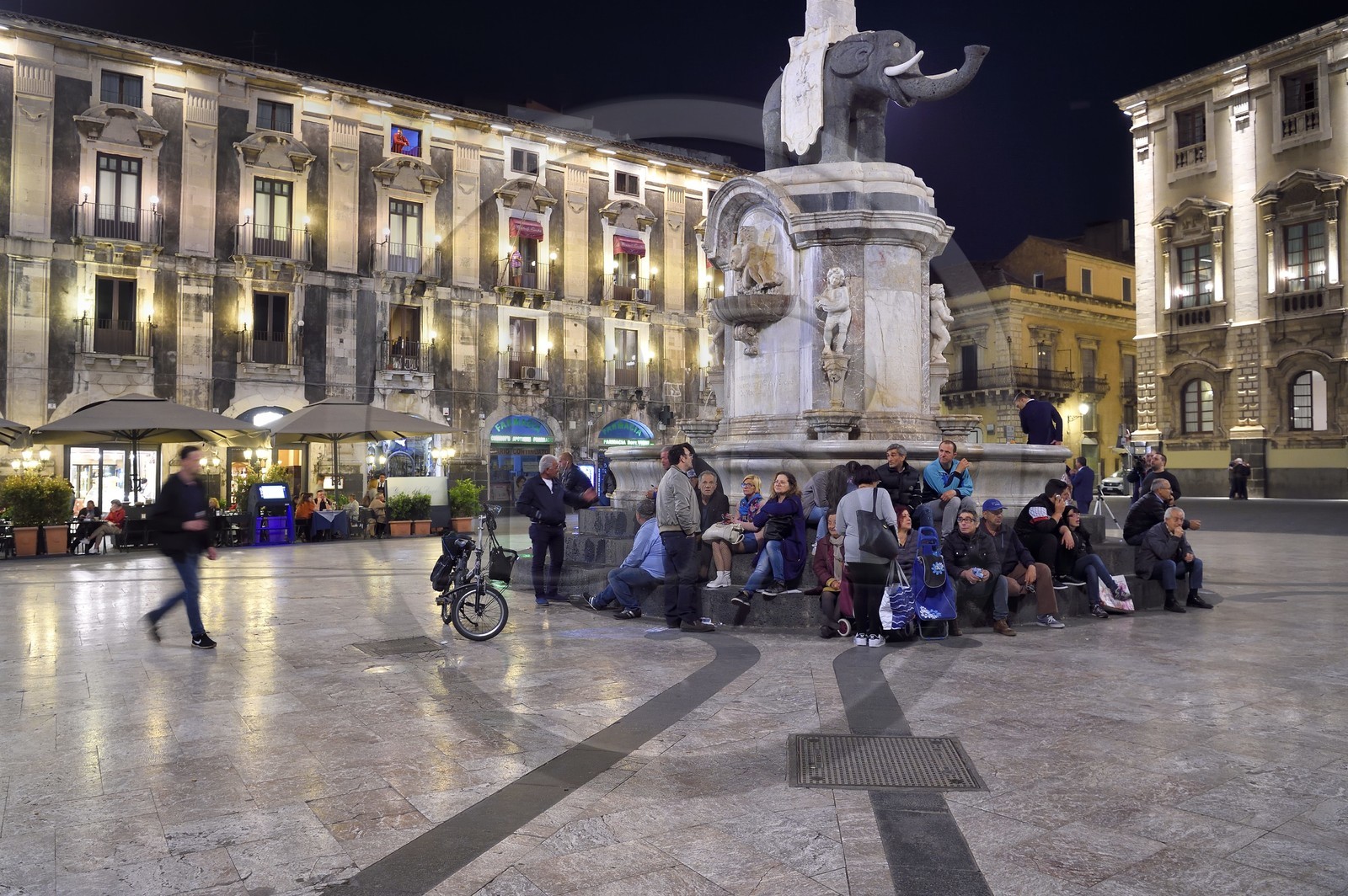 Italie, Sicile, Catane, ville baroque classée au Patrimoine Mondial de l'UNESCO, Piazza del Duomo, la fontaine de l'Elephant en basalte et marbre blanc du XVIIIe siècle est le symbole de la ville