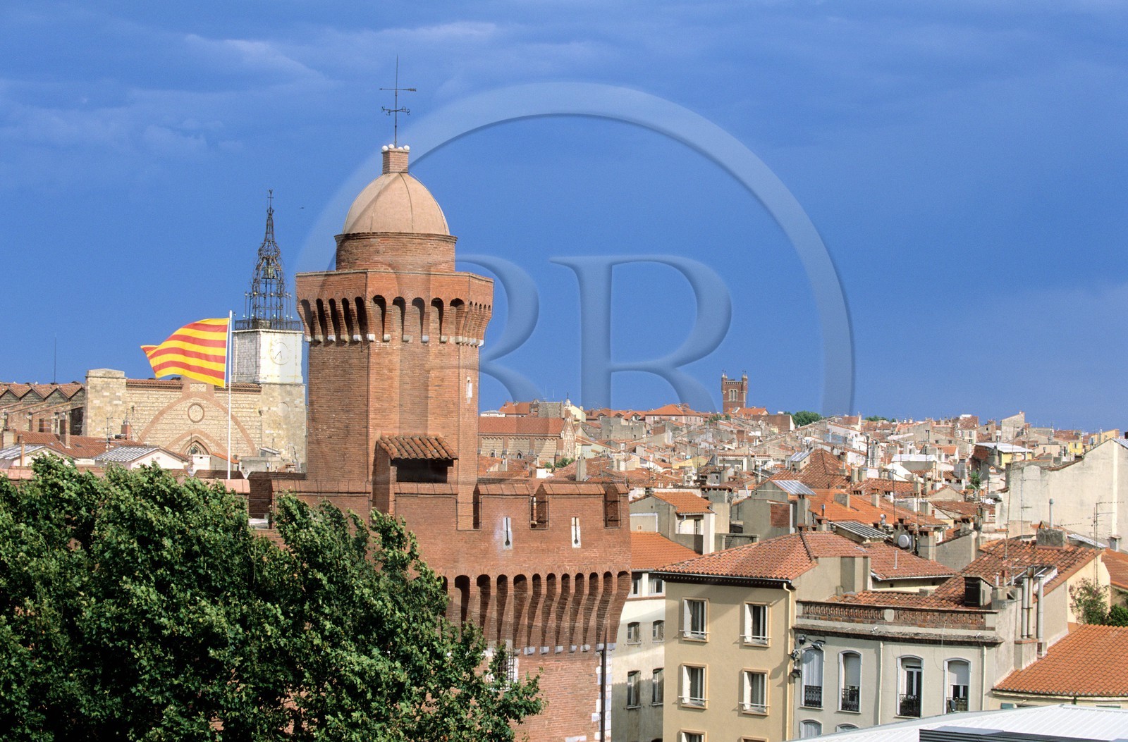 France, Pyrénées-Orientales (66), Perpignan, le Castillet orné du drapeau Catalan et la cathédrale Saint-Jean