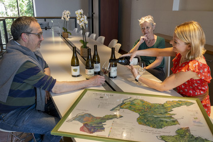 France, Vaucluse (84), Dentelles de Montmirail, Gigondas, le Caveau des Vignerons, dégustation des meilleurs AOC Cru des Côtes du Rhône Gigondas avec le président de la coopérative Pierre Amadieu et Lucie Douillet