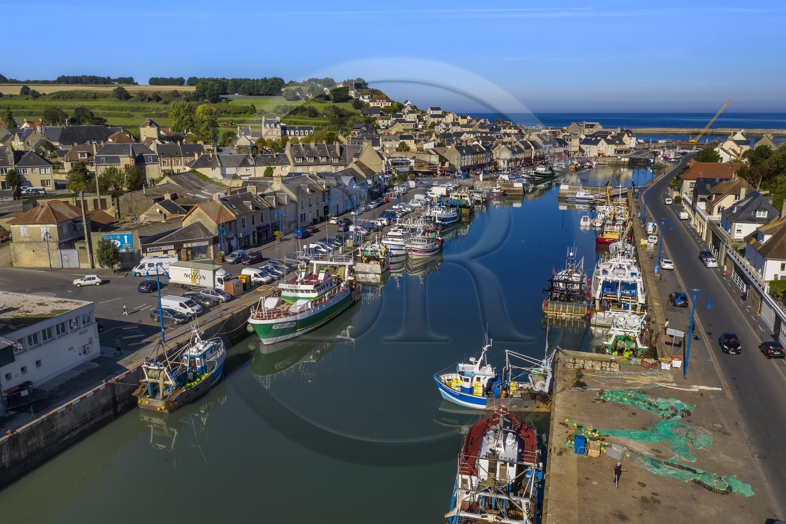 France, Calvados (14), Cote de Nacre, Port-en-Bessin, chalutiers dans le port de pêche (vue aérienne)