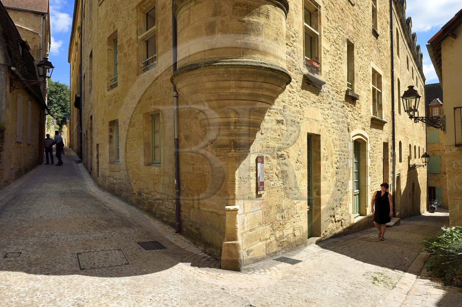 France, Dordogne (24), Périgord Noir, vallée de la Dordogne, Sarlat-la-Canéda, maison à l'angle de la rue de la Boétie et de la rue Jean Jacques Rousseau, Abbaye Sainte-Claire du XVIIème siècle, ancien couvent des Clarisses France, Dordogne (24), Périgord Noir, vallée de la Dordogne, Sarlat-la-Canéda, maison à l'angle de la rue de la Boétie et de la rue Jean Jacques Rousseau, Abbaye Sainte-Claire du XVIIème siècle, ancien couvent des Clarisses