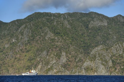 Philippines, Calamian Islands dans le nord de Palawan, Coron Island Natural Biotic Area, navire-école pour les cadets de l'Académie Maritime de l'Asie et du Pacifique au pied des murs géants des falaises de calcaire