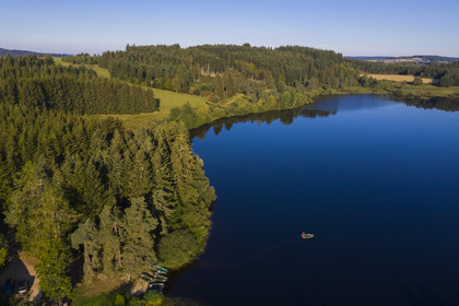 France, Haute-Loire (43), Parc naturel régional Livradois-Forez, Sembadel, pêcheur en bateau sur le lac de Malaguet (vue aérienne)