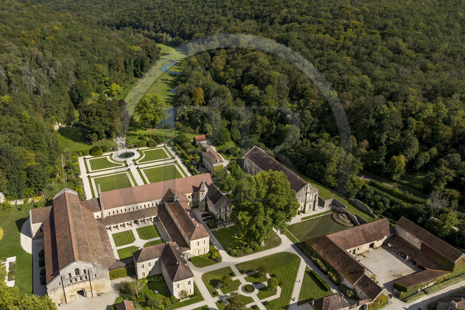 France, Côte-d'Or (21), Marmagne, l'abbaye cistercienne de Fontenay fondée en 1118, classée au Patrimoine Mondial de l'UNESCO, la vallée du ru (ruisseau) de Fontenay en arrière plan (vue aérienne)