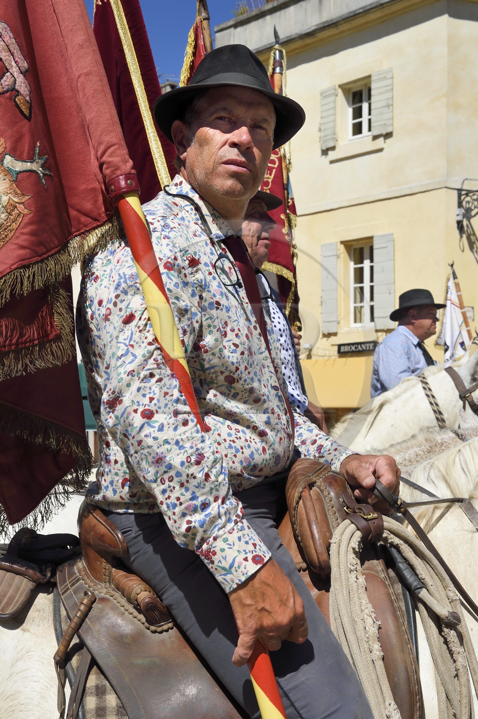 France, Bouches-du-Rhône (13), Arles, la course camarguaise de la Cocarde d'Or aux Arènes, gardians à cheval