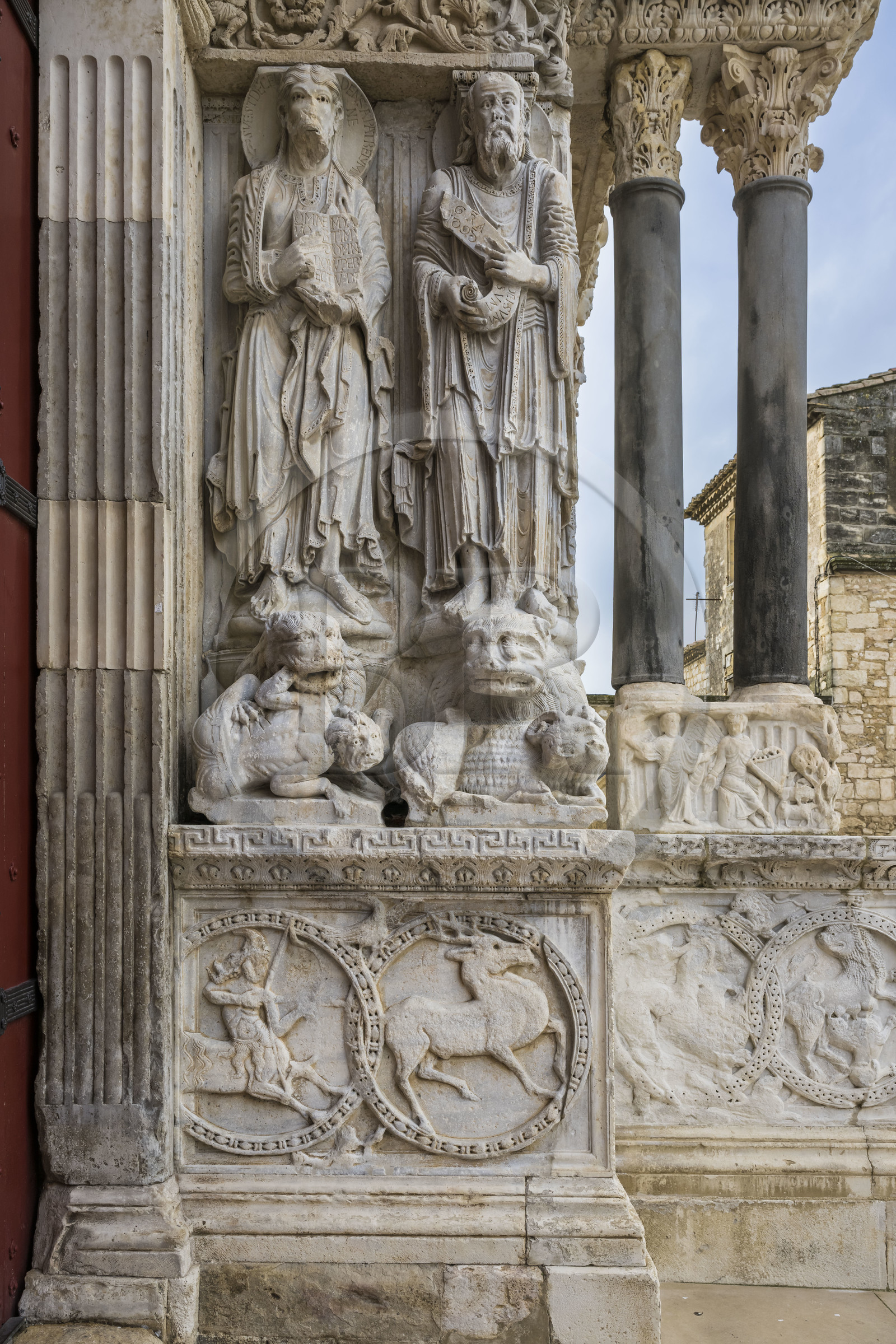France, Gard (30), Saint-Gilles du Gard, église abbatiale de Saint-Gilles du XIIème-XIIIème siècle, classée Patrimoine Mondial de l'UNESCO au titre des chemins de Saint-Jacques de Compostelle en France, sculptures de la facade orientale de style art roman provencal, chapiteau corinthien, statue représentant Saint-Pierre à gauche