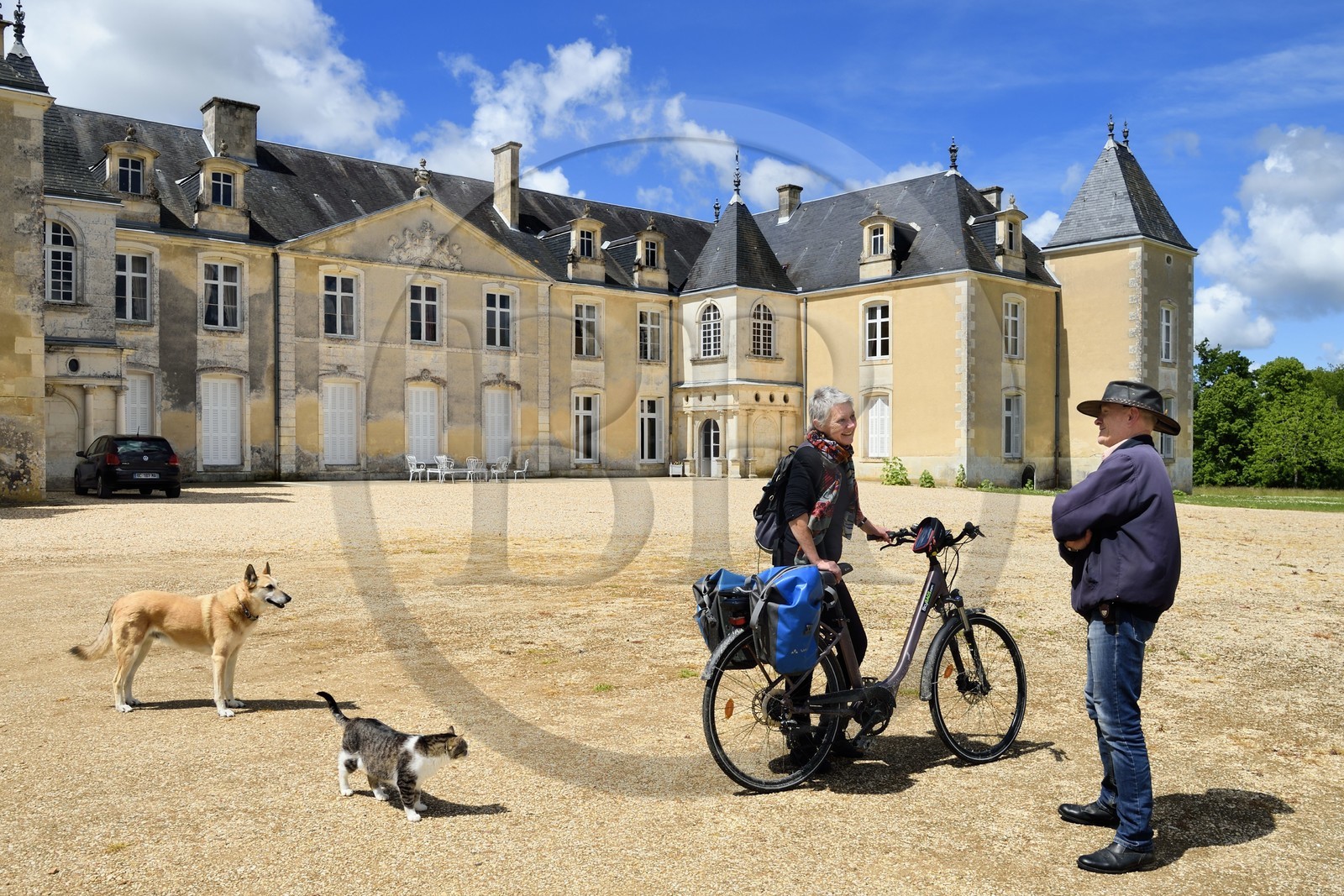 France, Charente-Maritime (17), Saintonge, Port-d'Envaux, cycliste faisant la véloroute La Flow Vélo arrivant au Chateau de Panloy, en compagnie du régisseur Sylvain Fougerit