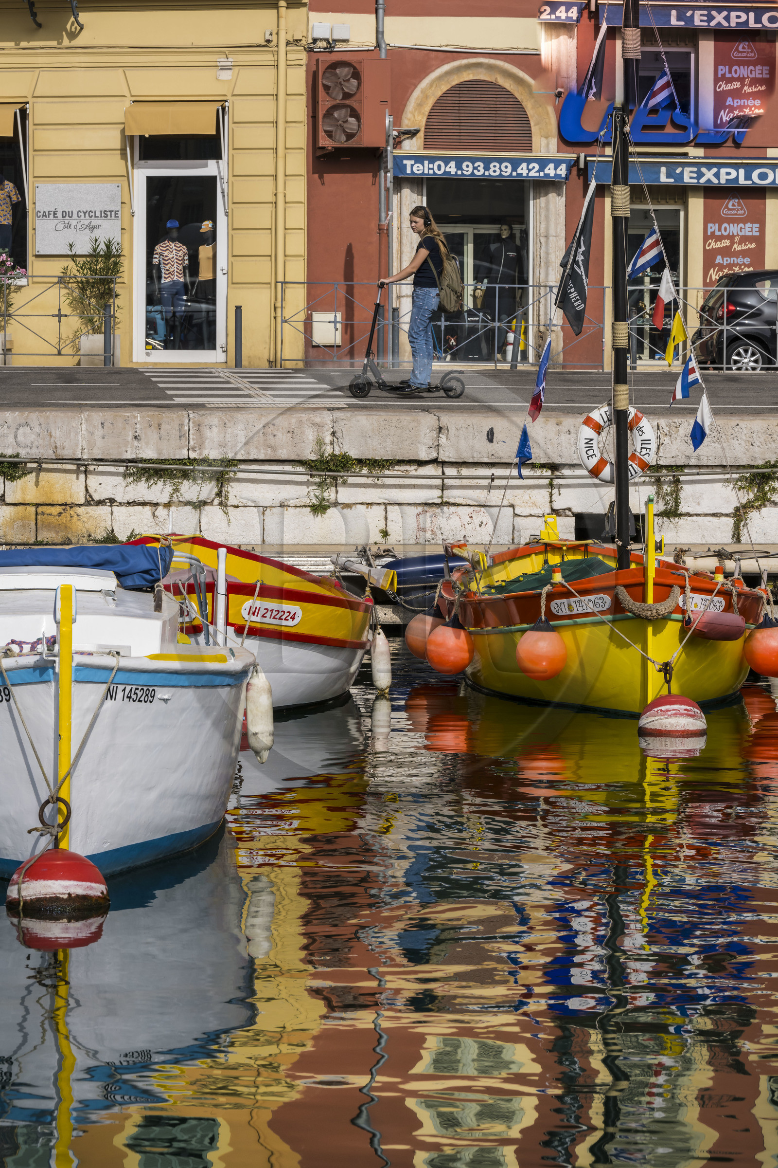 France, Alpes-Maritimes (06), Nice classée Patrimoine Mondial de l'UNESCO, le vieux port ou port Lympia, les pointus qui sont des bateaux de pêche traditionnels