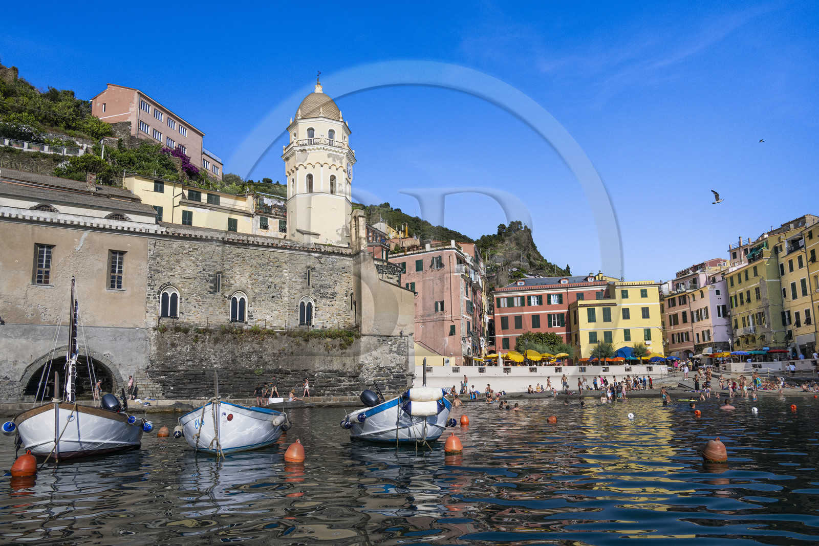Italie, Ligurie, Cinque Terre, parc national des Cinque Terre classé Patrimoine Mondial de l'UNESCO, village de Vernazza, l'église paroissiale de Sainte Marguerite d'Antioche (Santa Margherita) flanquée d'un haut clocher octogonal et la plage du port à droite