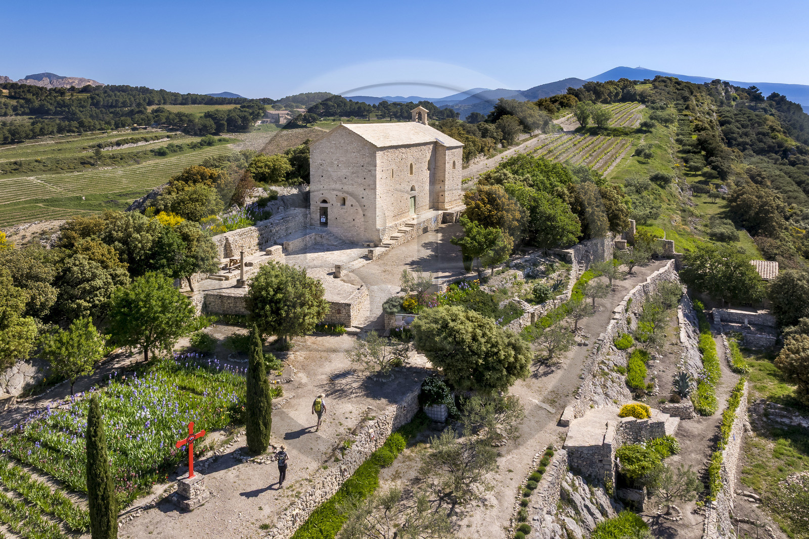 France, Vaucluse (84), Dentelles de Montmirail, Beaumes-de-Venise, randonneurs devant la chapelle Saint-Hilaire dont l'implantation date du VIe siècle sur le plateau des Courens et le Mont Ventoux en arrière plan (vue aérienne)