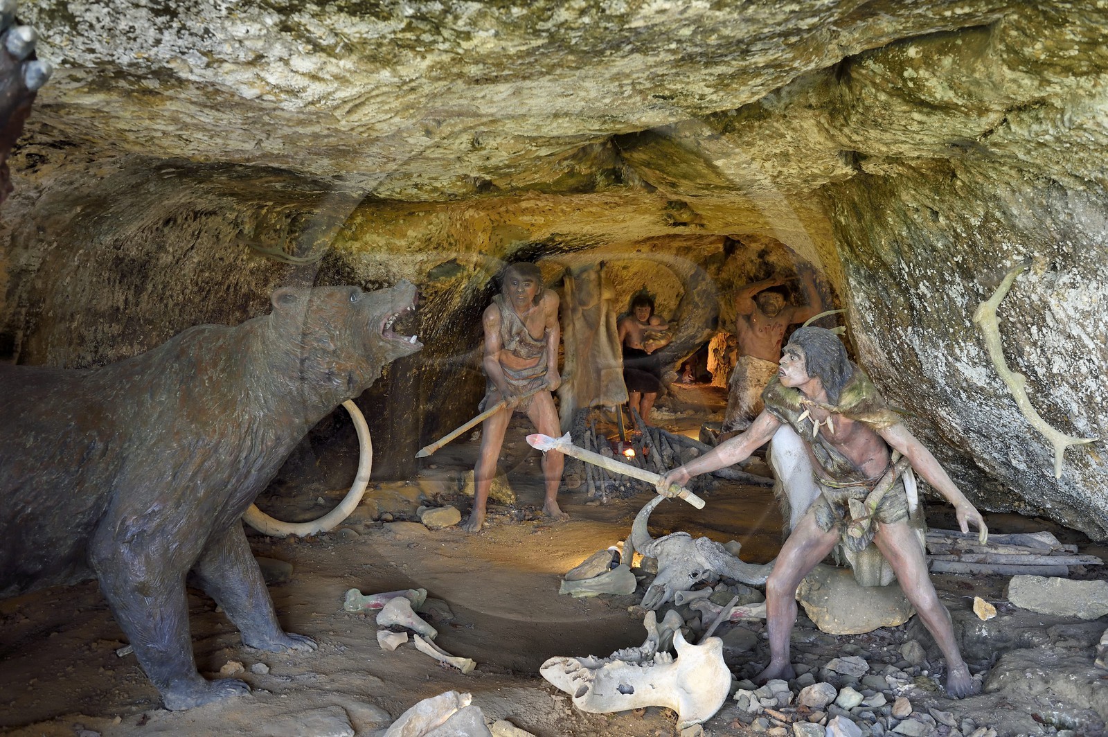 France, Dordogne (24), Périgord Noir, vallée de la Vézère, site préhistorique et grotte ornée classés Patrimoine Mondial de l'UNESCO, Peyzac-le-Moustier, falaise de La Roque-Saint-Christophe, site troglotytique datant de la Préhistoire, reconstitution préhistorique dans l'abris sous roche