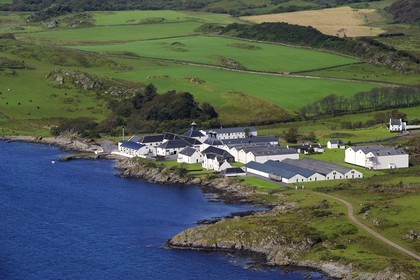 Royaume-Uni, Ecosse, Hébrides intérieures, Ile de Islay, Port Ellen, distillerie de whisky Ardbeg (vue aérienne)