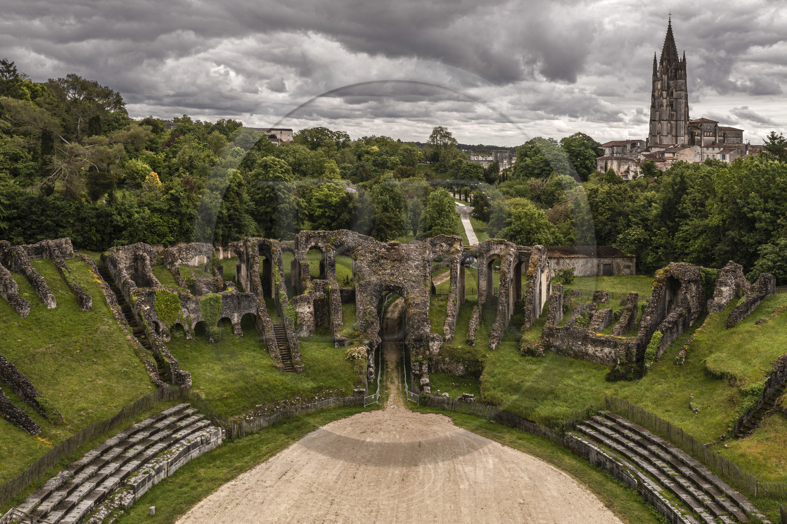 France, Charente-Maritime (17),  Saintonge, Saintes, amphithéâtre gallo-romain appelé localement les Arènes de Saintes, sa construction commence sous le règne de Tibère et s'achève sous le règne de Claude, vers 40 après JC, 127 mètres de long sur 102 de large, il pouvait accueillir près de 15 000 spectateurs (vue aérienne)